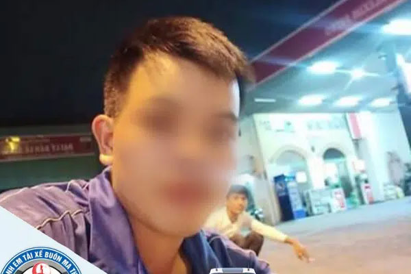 CLIP: Người mẹ vứt xe máy giữa đường, hớt hải chạy và đập đầu ô tô sau pha đánh rơi con-2