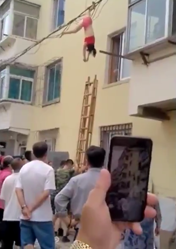 Mặc nội y đứng lau kính cửa sổ, người phụ nữ gặp tai nạn nhớ đời, cảnh hiện trường khiến người chứng kiến muốn xỉu theo-1