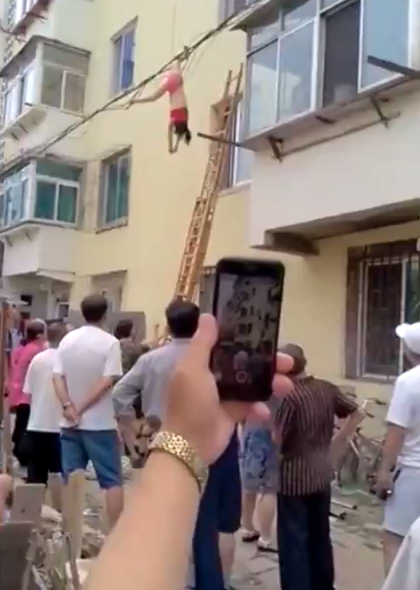 Mặc nội y đứng lau kính cửa sổ, người phụ nữ gặp tai nạn nhớ đời, cảnh hiện trường khiến người chứng kiến muốn xỉu theo-2