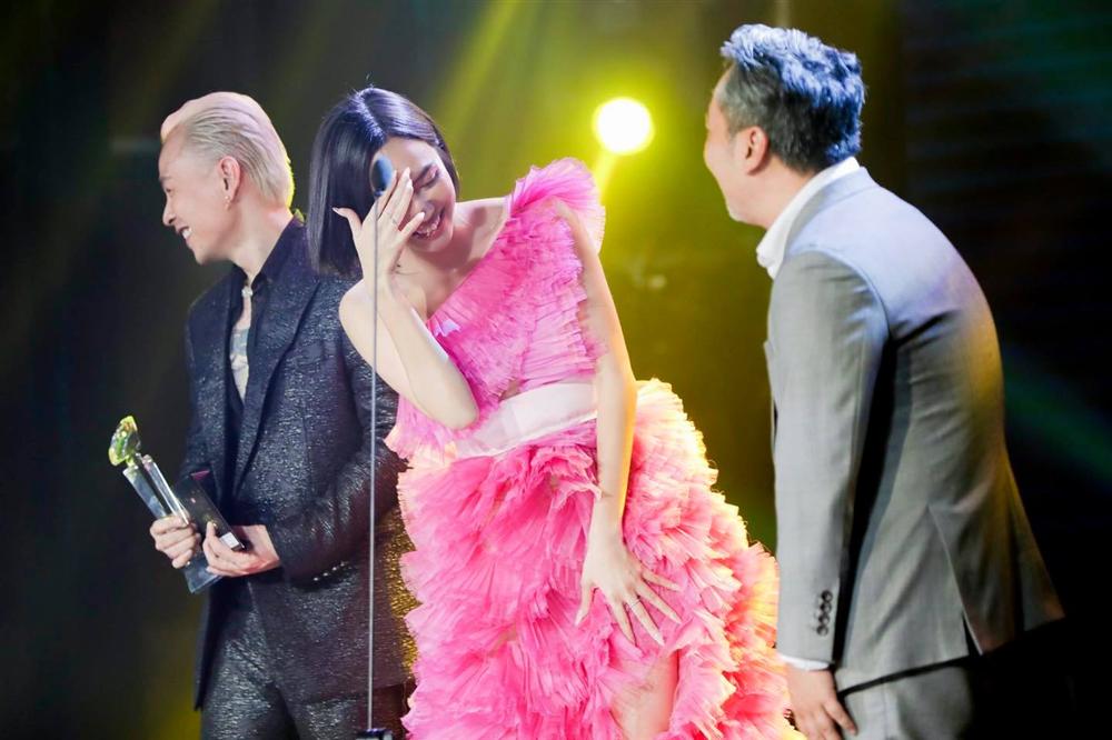 Khi Diệu Nhi đụng hàng Thủy Tiên: Thánh lầy của Vbiz liệu có thắng nổi tượng đài gợi cảm?-3