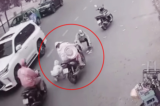 Vụ cô gái đánh rơi 30 triệu giữa đường, bất lực nhìn người xung quanh hôi của: Công an vào cuộc trích xuất camera, mời người liên quan đến làm việc-1