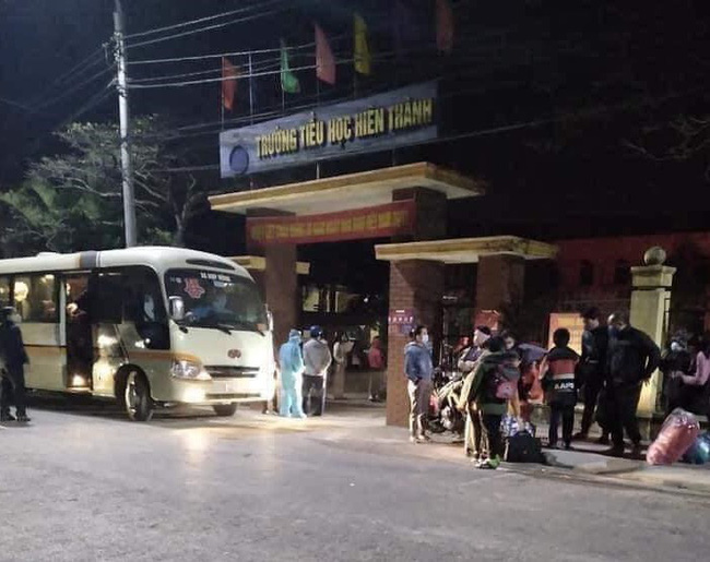 Nhiều lớp học ở Hải Dương được đưa đi cách ly trong đêm-1