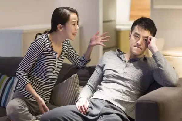 Cãi nhau, chồng ném quần áo của vợ ra đường, đuổi không cho về nhà nhưng hành động bất ngờ sau đó của cô mới thật sự làm anh choáng váng-2