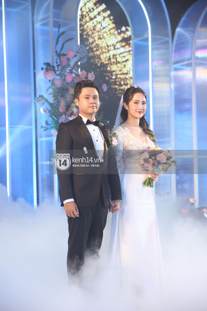 Mẹ vợ Phan Thành tiết lộ 2 gia đình mất ngủ trước đám cưới vì COVID-19, không thể mời hết khách khi chỉ có 800 chỗ-5