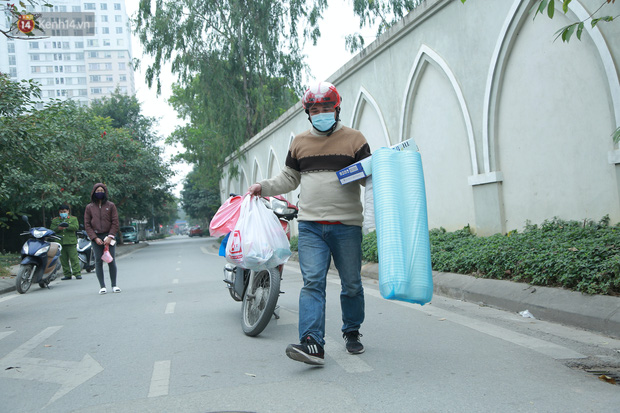 Phong tỏa cách ly 80 học sinh, giáo viên và phụ huynh là F1 ngay trong trường tiểu học Xuân Phương, Hà Nội: Người thân tiếp tế nhu yếu phẩm liên tục-8