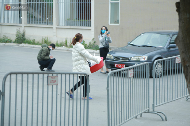 Phong tỏa cách ly 80 học sinh, giáo viên và phụ huynh là F1 ngay trong trường tiểu học Xuân Phương, Hà Nội: Người thân tiếp tế nhu yếu phẩm liên tục-12