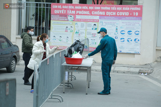 Phong tỏa cách ly 80 học sinh, giáo viên và phụ huynh là F1 ngay trong trường tiểu học Xuân Phương, Hà Nội: Người thân tiếp tế nhu yếu phẩm liên tục-15