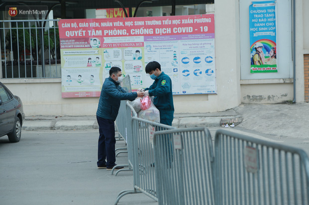 Phong tỏa cách ly 80 học sinh, giáo viên và phụ huynh là F1 ngay trong trường tiểu học Xuân Phương, Hà Nội: Người thân tiếp tế nhu yếu phẩm liên tục-13