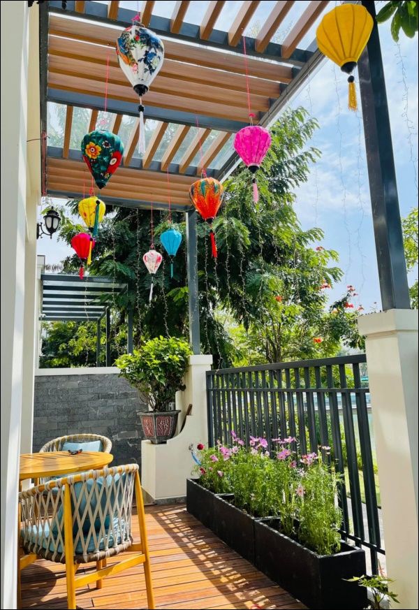 Vân Hugo trang hoàng nhà cửa đón Tết sớm trong biệt thự cao cấp ở Sài Gòn, nhìn ban công thơ mộng ai cũng mê-2