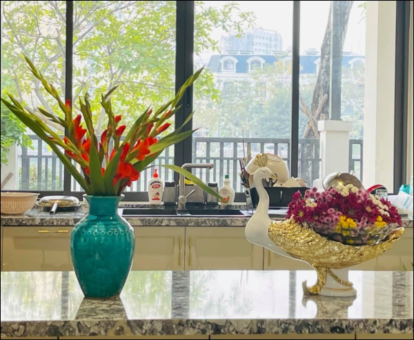 Vân Hugo trang hoàng nhà cửa đón Tết sớm trong biệt thự cao cấp ở Sài Gòn, nhìn ban công thơ mộng ai cũng mê-8