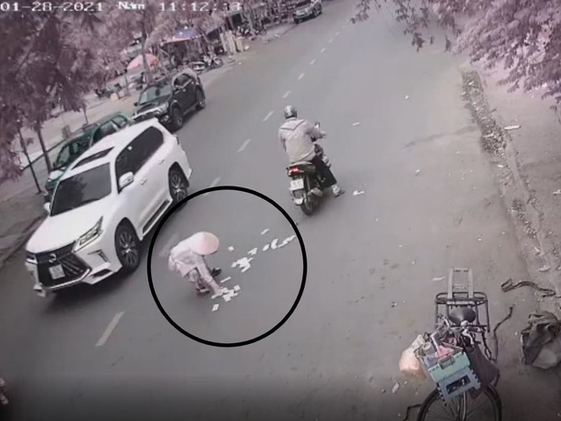 Cô gái làm rơi 30 triệu, bị nhiều người hôi của: Bà bán nước đã trả lại thêm 15 triệu đồng-1