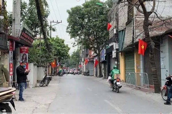 Ảnh: Cha mẹ học sinh trường Tiểu học Xuân Phương đội mưa đưa con đi xét nghiệm COVID-19-13