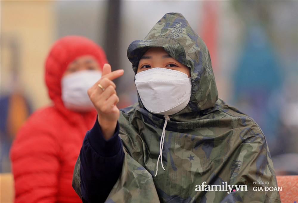 Ảnh: Cha mẹ học sinh trường Tiểu học Xuân Phương đội mưa đưa con đi xét nghiệm COVID-19-12