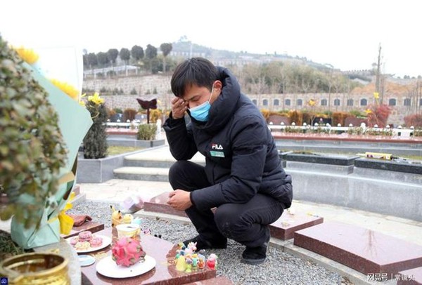 Con gái 8 tuổi chết vì bạo bệnh, hành động mỗi ngày của người bố ở nghĩa trang sau khi con qua đời gây xúc động-2