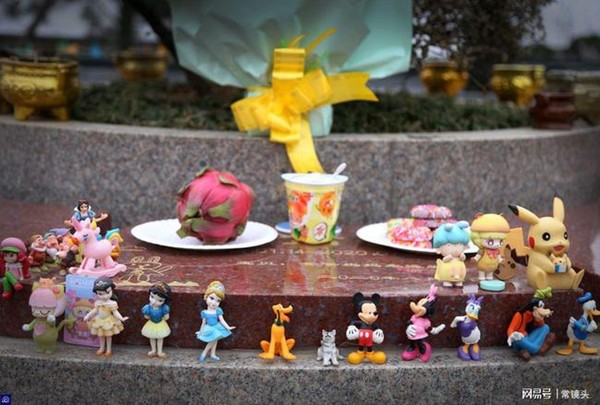 Con gái 8 tuổi chết vì bạo bệnh, hành động mỗi ngày của người bố ở nghĩa trang sau khi con qua đời gây xúc động-4