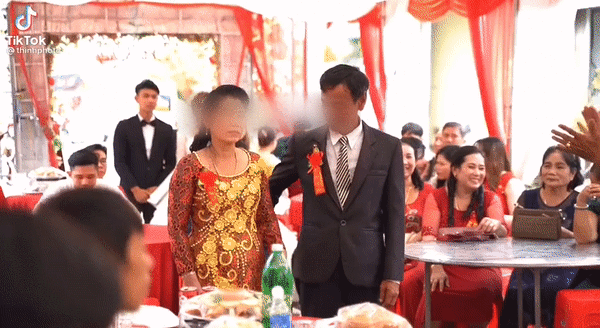 Hành động dứt tình của bác gái trong đám cưới khiến dân tình tranh cãi, nhưng cô dâu lên tiếng tiết lộ lý do nghe mới xót xa-1