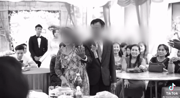 Hành động dứt tình của bác gái trong đám cưới khiến dân tình tranh cãi, nhưng cô dâu lên tiếng tiết lộ lý do nghe mới xót xa-2