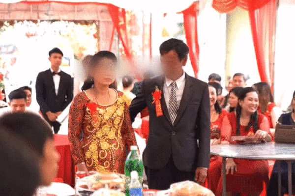 Hành động 'dứt tình' của bác gái trong đám cưới khiến dân tình tranh cãi, nhưng cô dâu lên tiếng tiết lộ lý do nghe mới xót xa
