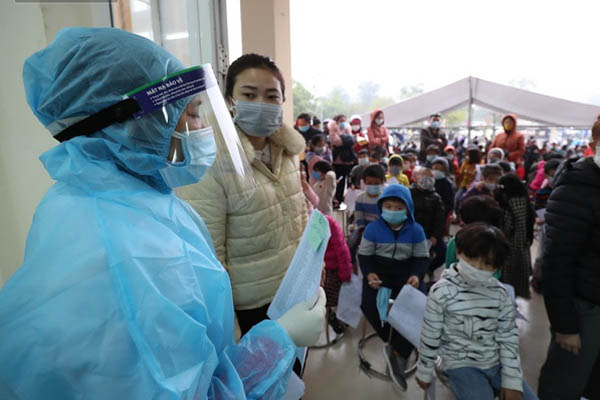 Bà ngoại bật khóc khi đưa cháu trai lớp 3 đi xét nghiệm Covid-19 ở Xuân Phương: Mình vì mọi người, mọi người vì mình-10