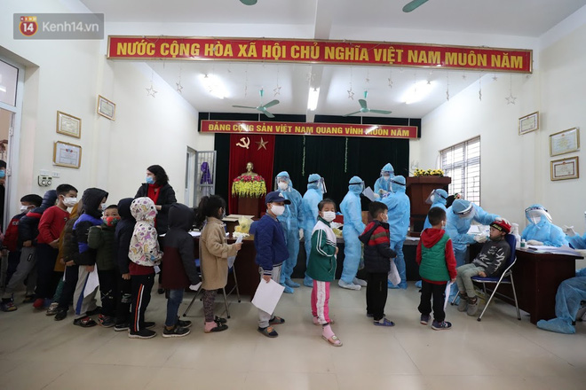 Bà ngoại bật khóc khi đưa cháu trai lớp 3 đi xét nghiệm Covid-19 ở Xuân Phương: Mình vì mọi người, mọi người vì mình-4