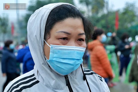 Bà ngoại bật khóc khi đưa cháu trai lớp 3 đi xét nghiệm Covid-19 ở Xuân Phương: 