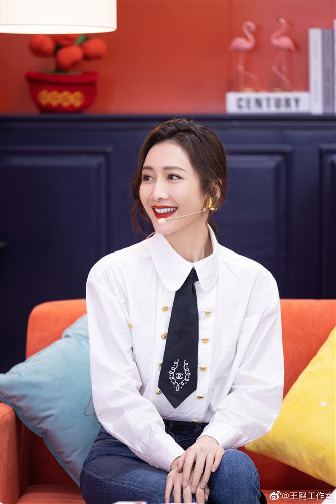 Tình địch của Dương Mịch đã U40 vẫn trẻ trung như gái 20, nhờ món thời trang này mà vừa trẻ lại vừa sang-3