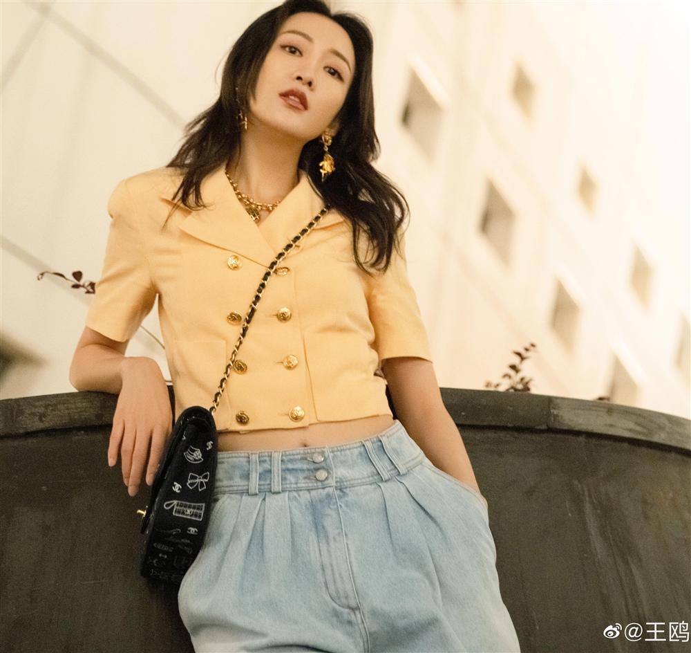 Tình địch của Dương Mịch đã U40 vẫn trẻ trung như gái 20, nhờ món thời trang này mà vừa trẻ lại vừa sang-4