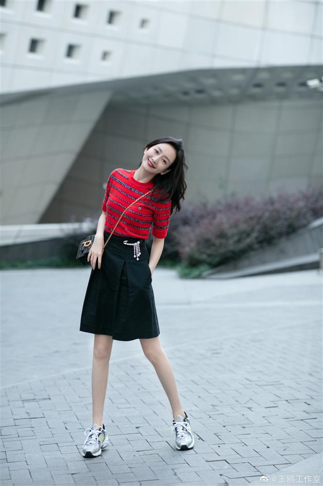 Tình địch của Dương Mịch đã U40 vẫn trẻ trung như gái 20, nhờ món thời trang này mà vừa trẻ lại vừa sang-5