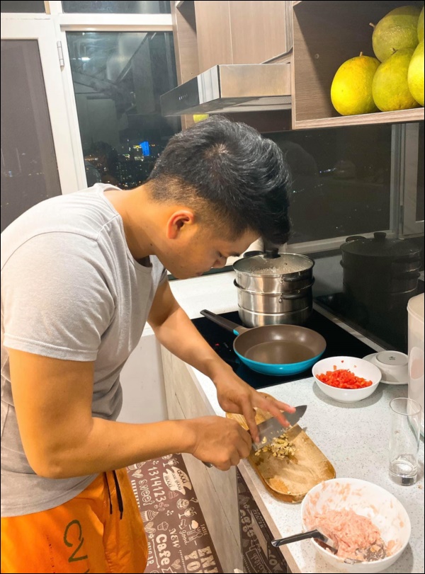 Chồng trẻ Lê Phương nấu ăn&nbsp;ngày càng lên tay, món bánh mì xíu mại đãi vợ con xuất sắc khiến chị em ào ào xin công thức-4