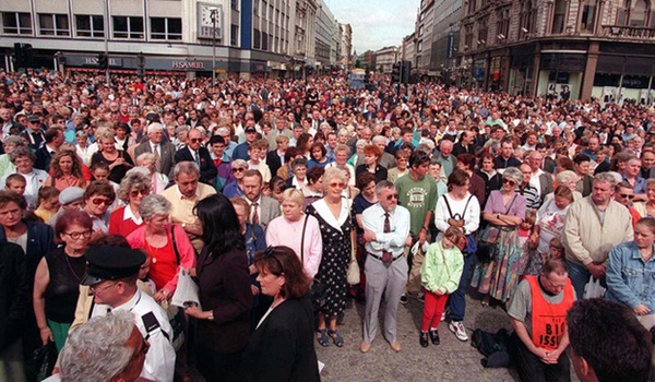 Chẳng ai ngờ 23 năm trước, chỉ vài giây sau khi bức ảnh ông bố cõng con được chụp thì Tử thần bên cạnh họ thức giấc, đoạt mạng hàng chục người-4