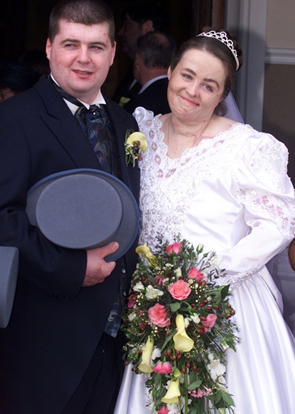 Chẳng ai ngờ 23 năm trước, chỉ vài giây sau khi bức ảnh ông bố cõng con được chụp thì Tử thần bên cạnh họ thức giấc, đoạt mạng hàng chục người-5