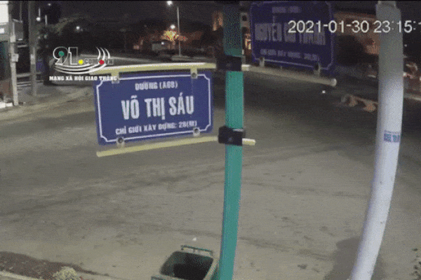 Khoảnh khắc kinh hoàng: Thanh niên đâm vào trụ bê tông, bay xa 30m rồi nằm bất động trên đường