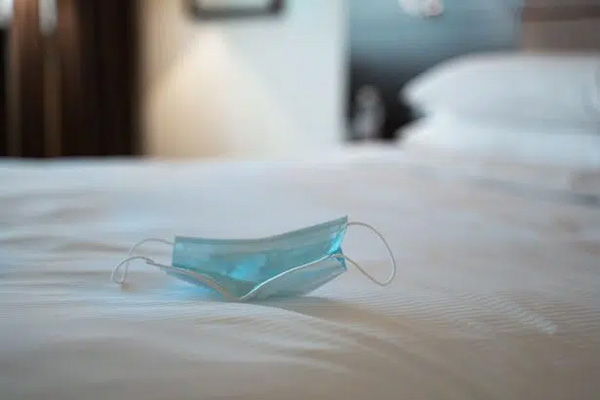 Phát hiện người phụ nữ cùng nhân viên khách sạn ân ái trong phòng tự cách ly, chi tiết vụ việc gây phẫn nộ-1