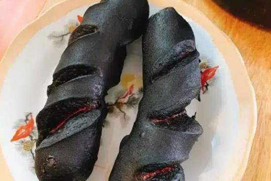 Mải đọc tin, cô gái biến chiếc xúc xích chiên thành “thảm hoạ bóng đêm” khiến ai xem cũng không nhịn được cười