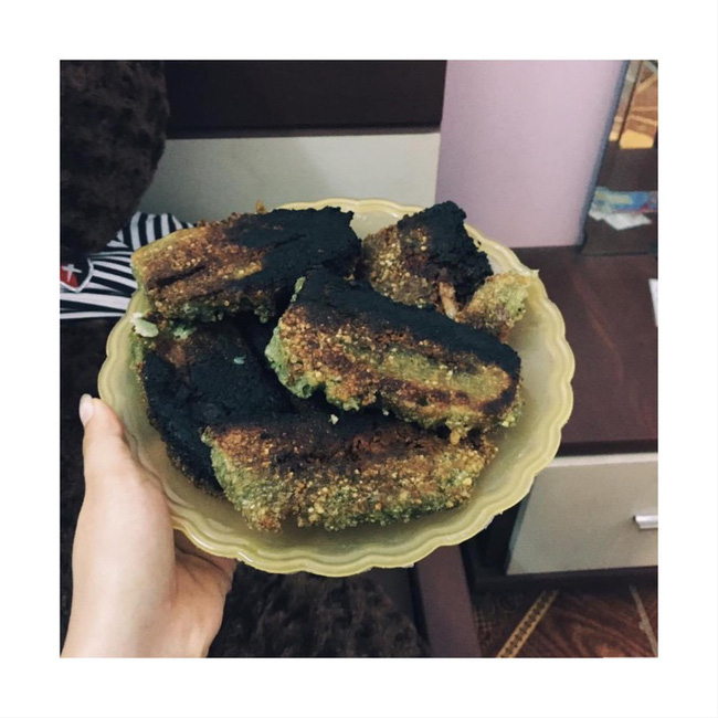 Mải đọc tin, cô gái biến chiếc xúc xích chiên thành thảm hoạ bóng đêm” khiến ai xem cũng không nhịn được cười-4