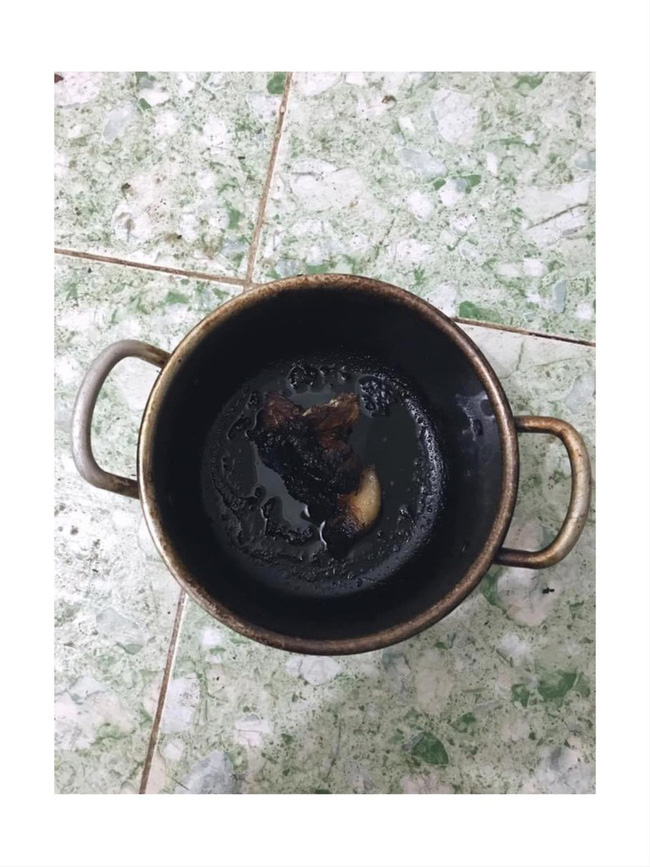 Mải đọc tin, cô gái biến chiếc xúc xích chiên thành thảm hoạ bóng đêm” khiến ai xem cũng không nhịn được cười-5