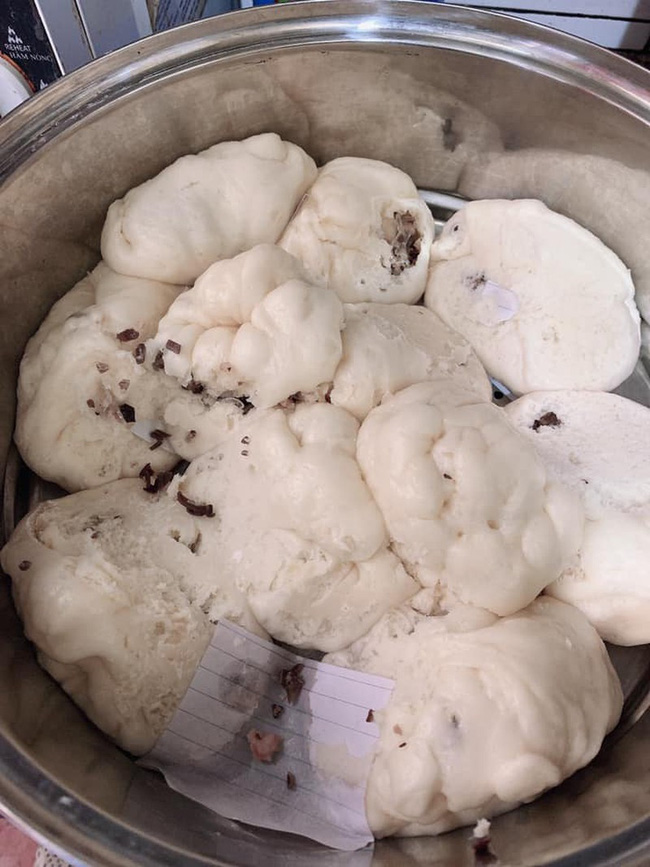 Mải đọc tin, cô gái biến chiếc xúc xích chiên thành thảm hoạ bóng đêm” khiến ai xem cũng không nhịn được cười-8