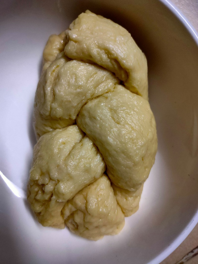 Mải đọc tin, cô gái biến chiếc xúc xích chiên thành thảm hoạ bóng đêm” khiến ai xem cũng không nhịn được cười-7