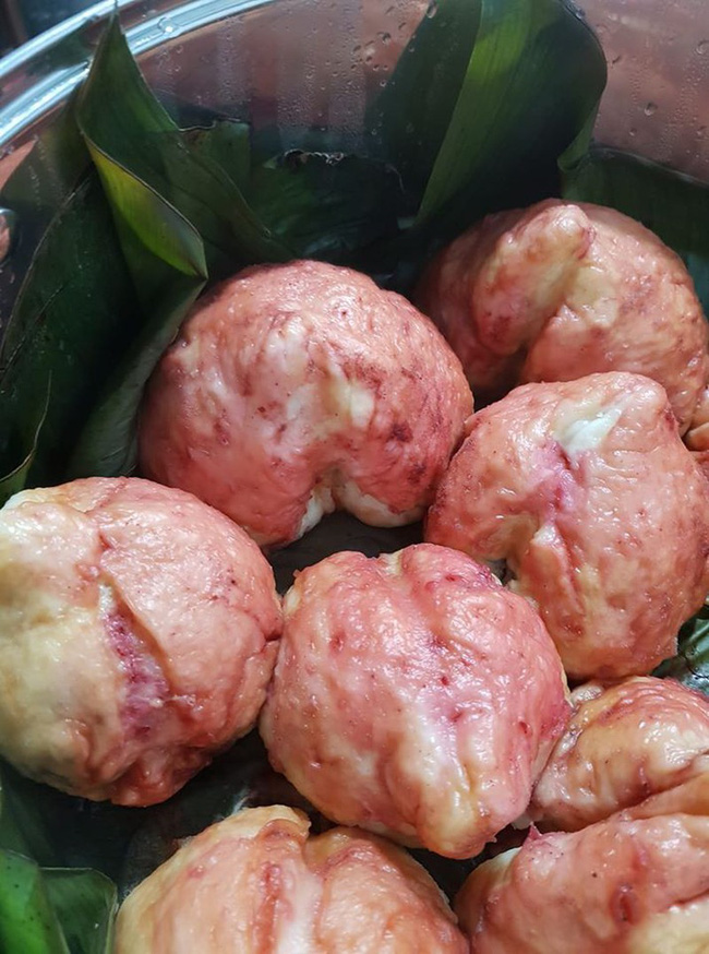 Mải đọc tin, cô gái biến chiếc xúc xích chiên thành thảm hoạ bóng đêm” khiến ai xem cũng không nhịn được cười-6