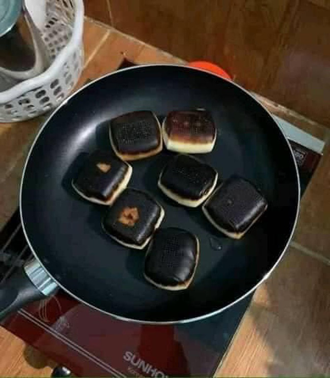 Mải đọc tin, cô gái biến chiếc xúc xích chiên thành thảm hoạ bóng đêm” khiến ai xem cũng không nhịn được cười-3