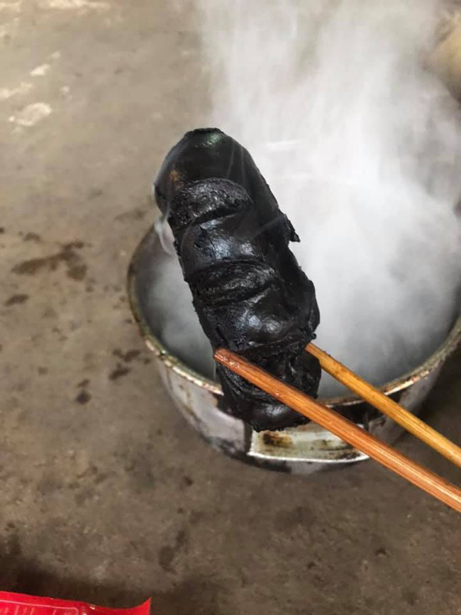 Mải đọc tin, cô gái biến chiếc xúc xích chiên thành thảm hoạ bóng đêm” khiến ai xem cũng không nhịn được cười-2