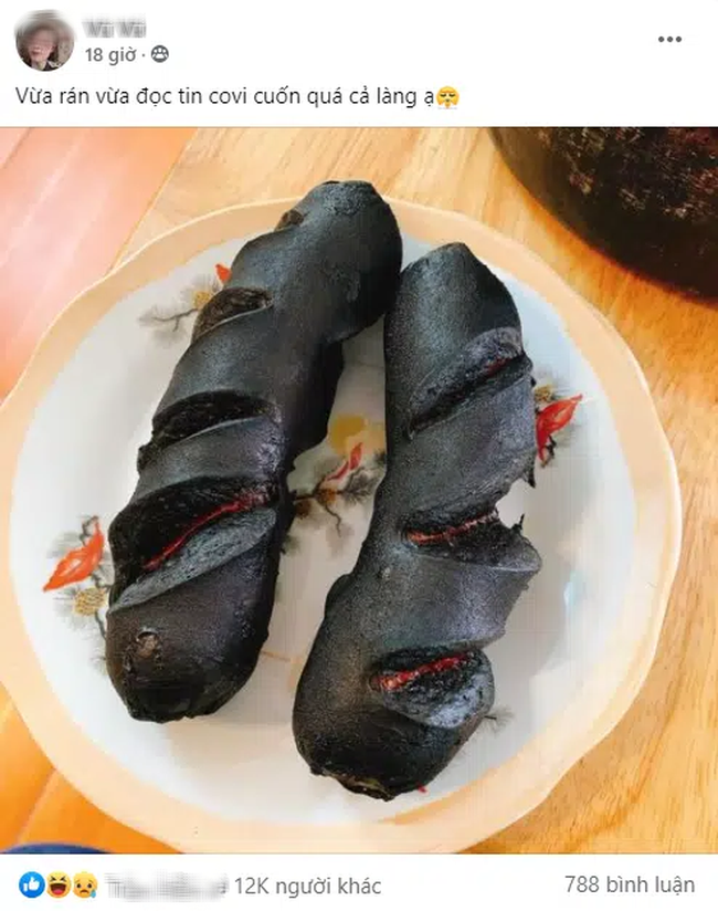 Mải đọc tin, cô gái biến chiếc xúc xích chiên thành thảm hoạ bóng đêm” khiến ai xem cũng không nhịn được cười-1