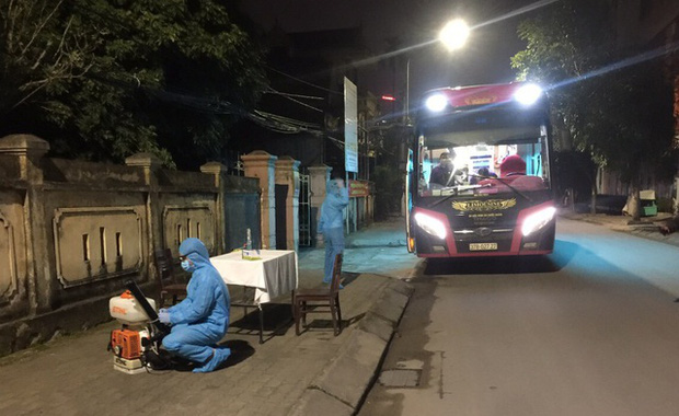 Nghệ An lấy mẫu xét nghiệm, cách ly một xe khách chở sinh viên tiếp xúc gần với bệnh nhân Covid-19-3