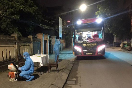 Nghệ An lấy mẫu xét nghiệm, cách ly một xe khách chở sinh viên tiếp xúc gần với bệnh nhân Covid-19