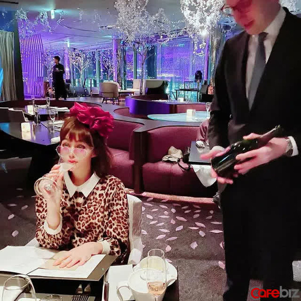 Cách nuôi dạy con đối lập của giới siêu giàu: Cành vàng đi học có người bế vào lớp; lá ngọc chỉ mặc chiếc áo phông 15 đô la-1