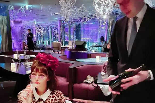 Mới 21, 22 âm nhưng hot mom Thủy Anh đã nhất quyết dẫn 2 con đi mua hoa Tết, hóa ra cô muốn dạy con bài học tuyệt vời như này-6