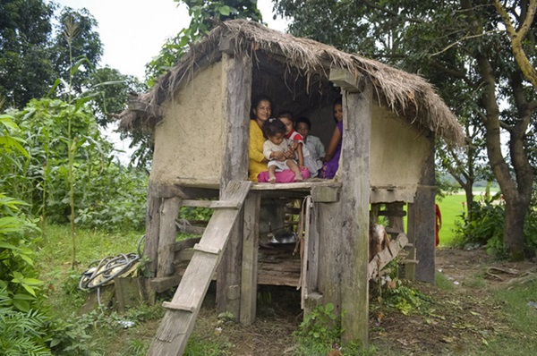 Loạt ảnh gây ám ảnh về túp lều kinh nguyệt được ví như địa ngục trần gian, là nỗi khiếp đảm của các cô gái mỗi lần... tới tháng-15