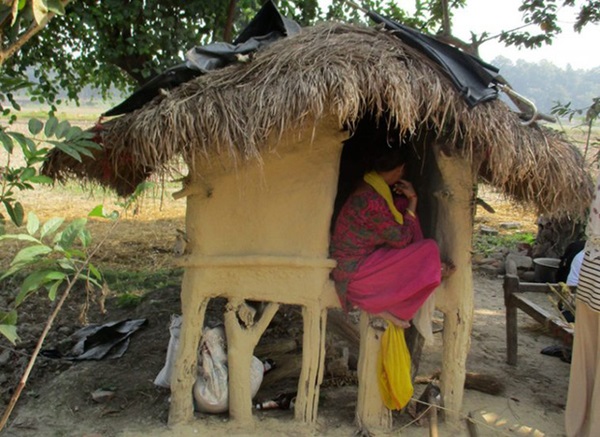 Loạt ảnh gây ám ảnh về túp lều kinh nguyệt được ví như địa ngục trần gian, là nỗi khiếp đảm của các cô gái mỗi lần... tới tháng-16