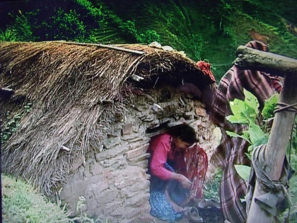 Loạt ảnh gây ám ảnh về túp lều kinh nguyệt được ví như địa ngục trần gian, là nỗi khiếp đảm của các cô gái mỗi lần... tới tháng-17