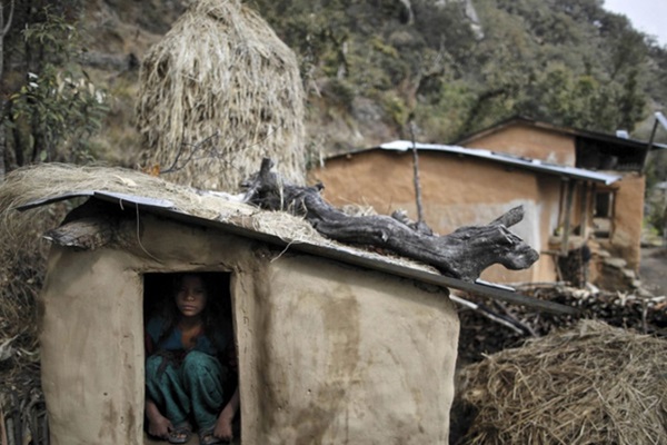 Loạt ảnh gây ám ảnh về túp lều kinh nguyệt được ví như địa ngục trần gian, là nỗi khiếp đảm của các cô gái mỗi lần... tới tháng-20